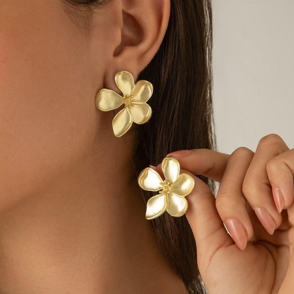 Jewelry - Chic Gold Floral Earrings